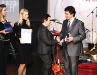 Р. Адиатуллин награждает типографию 