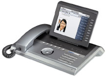 Рисунок 2. В решении OpenStage производства Siemens используется TouchGuide — сенсорное колесико для управления навигацией по меню пользовательского интерфейса. Громкость звонка, а также звука, исходящего из динамика или поступающего в микрофон, регулируется движком.