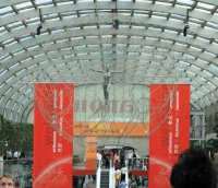 Среди множества достопримечательностей Drupa эта, под потолком, — самая запоминающаяся и загадочная