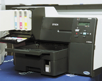 При установленном картридже сверхвысокой емкости дизайн принтера Epson B-500DN несколько страдает