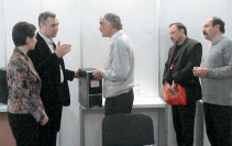 Алексеев вручает Redbox победителям проведённого розыгрыша— представителям изданий 