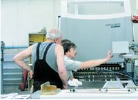 Автоматизированная фальцовка дороже, но и гораздо производительнее за счёт этой самой электроники