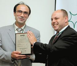 Александр Беленький (справа) и Абулферз Абачев: юбилейная «доска» AMD является традиционным символом корпоративного сотрудничества и дружбы