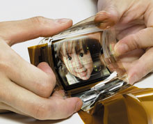 Прототип гибкого полноцветного экрана, основанного на технологии OLED, представленный Sony посредством демонстрации видеоролика, произвел большое впечатление: экран можно согнуть полукругом и при этом он продолжает показывать движущееся видеоизображение