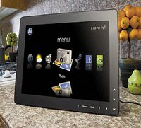 Экран DreamScreen, подвешенный на стену или установленный на тумбе в гостиной либо на кухне, смотрится значительно элегантнее большинства современных ПК