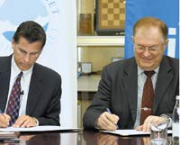 Генеральный менеджер Intel Digital Enterprise Group Том Килрой и глава Росгид?ромета Александр Бедрицкий подписывают протокол о намерениях