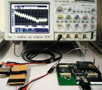 По словам исследователей, им удалось перехватить обмен сообщениями между вживленным дефибриллятором и внешним программатором, а затем с помощью программируемого радиопередатчика воспроизвести сигнал, имитируя атаку