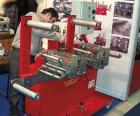 Стенд Guidolcel. Конвертинговая рулонная система GD RO EL оснащается пятью ножами для продольной резки с регулируемым положением их осей