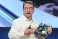 Патрик Гелсингер демонстрирует информационно-развлекательные системы автомобиля, созданного совместно с BMW 