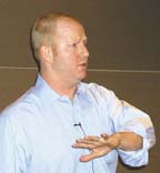 В борьбе за качество. Алекс Хинричс, руководитель группы программистов Microsoft Windows Server Division, заявил, что главной задачей разработчиков новой операционной системы было создание качественного продукта.