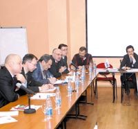 Квадратура круглого стола. Обсуждение проб-лем в профессиональном кругу позволяет найти общий знаменатель для частных интересов.