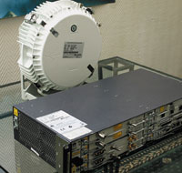 В состав RTN 600 входят системный блок, в котором устанавливаются модули, и размещаемая на мачте антенна