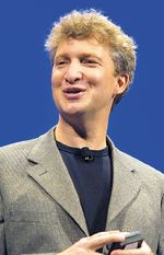 Реорганизация, как заявляют в Sun, является «признанием всепроникающей роли программного обеспечения в стратегии роста компании». Между тем, компанию покидает Ричард Грин, «движущая сила развития стратегии Sun в области ПО»