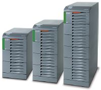 Рисунок 7. Трехфазные ИБП Socomec Green Power мощностью 10-200 кВА обладают, по заявлению разработчиков, высоким коэффициентом готовности и максимально возможным КПД — 96%, что подтверждается сертификатом TUV SUD. Они предназначены для защиты ЦОД и инфраструктуры телекоммуникаций.