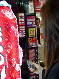 Здесь за баночку Coca-Cola можно заплатить посредством мобильного телефона 