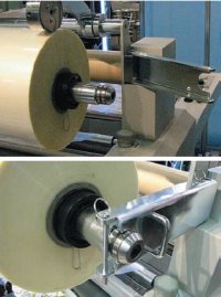 Для смены рулона одна из опор лёгкоразборная — фиксирующие штифты удаляются, и она откидывается в сторону 