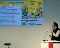 Борис Нуралиев выступает на стенде 