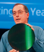 Пол Отеллини демонстрирует первую в мире 300-миллиметровую пластину, созданную с использованием 32-нм технологического процесса.