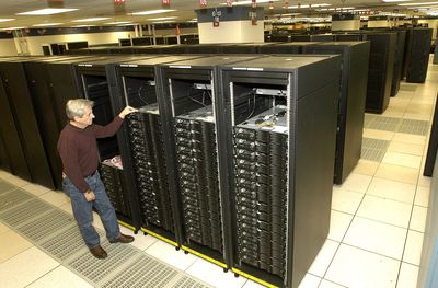 Какими бы поразительными ни казались суперкомпьютерные системы, они остаются — на своем уровне — примитивными. Существующие сейчас архитектуры требуют слишком много энергии, места и денег 