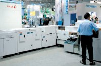 Система лакирования в линию от Epic (слева) интегрирована в решение Stora Enso Gallop для выпуска малотиражной упаковки. Демонстрировалась на стенде Xerox