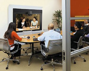 Система CTS 1300 выполнена в виде «моноблока», снабженного 65-дюймовым плазменным экраном и тремя видеокамерами