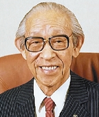 Когда Коносукэ Мацусита создавал свое предприятие по производству переходников для подключения к патронам электрических лампочек, в числе первых работников оказался его сводный брат Тосио Иуэ, который в 1947 году основал Sanyo Electric