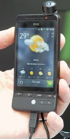 Сенсорный экран HTC Hero рассчитан на управление пальцами