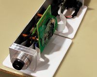 Специалисты Института имени Йозефа Фраунгофера демонстрировали целый спектр технологий распознавания жестов в трехмерном пространстве, в том числе работу системы GestureID, позволяющей движением пальцев включать и выключать свет и менять параметры освещенности