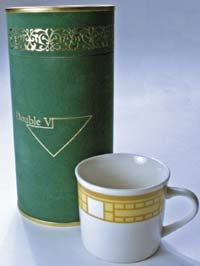 Чайная банка. Шероховатость бархата и золотая игра света на тиснении — приятнейший подарок!