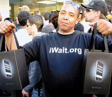 Чтобы справиться с ожидаемым наплывом покупателей, Apple продлила часы работы своих 164 розничных магазинов в США до полуночи. Но большинство покупателей приобретут телефон в розничных магазинах сети AT&T, которые тоже передвинули время закрытия с обычных восьми вечера до десяти