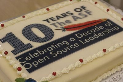 Члены ASF отметили десятилетнюю годовщину организации на конференции ApacheCon, прошедшей совсем недавно, хотя официальная дата юбилея приходится на июнь. CC BY 2.0; www.flickr.com/photos/jaaronfarr/ 