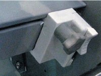 Положение ножа для продольной резки полотна по ширине фиксируется винтовым зажимом, а его лезвие выдвигается с помощью защёлки, как у обычного канцелярского ножа