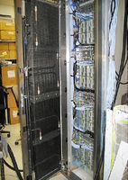 Рисунок 3. По мнению разработчиков, новая система охлаждения Sun Cooling Door Модель 5200  дает высокий экономический эффект для малых и больших ЦОД, занимая минимум пространства. Это решение сопрягается с внешними системами охлаждения Liebert и подходит к серверам Sun Blade 6048. Стоимость Sun Cooling Door составляет 8000 долларов, а установка обойдется в 10-20 тыс. долларов. Подобные продукты предлагают многие вендоры.