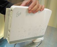 Новая настольная система, получившая название Eee Box, представляет собой миниатюрный ПК белого цвета размером примерно с книгу в твердом переплете