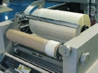 Ненужная часть полотна собирается на втулку на валу подмотки