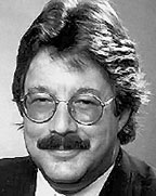 Уинн Швартау — автор трех первых изданий Information Warfare, теоретик информационных войн, основатель InfoWarCon. Его адрес электронной почты: Winn@InfowarCon.Com