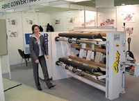 Стенд Ashe. В числе особенностей бобинорезательной машины Onyx — дифференциальная система привода валов намотки, сервоприводной тянущий валик (nip roller) в составе автоматически регулируемой системы управления натяжением