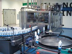 Красочные ёмкости на заводе в Кирьят Гате заполняются на полностью автоматизированном конвейере