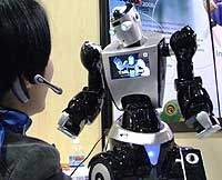 Робот E3 разработки компании Roboware, напоминающий космонавта в скафандре, предназначен как для развлечения, так и для обучения. 