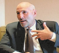 Несмотря на уверенность в том, что предложения Adobe окажутся привлекательнее инициатив Microsoft, Брюс Чизен понимает, что недооценивать потенциал крупнейшего в мире производителя программных продуктов нельзя