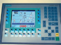 С главной сенсорной панели управления выполняется точная настройка продольной приводки и усилия натяжения запечатываемого полотна