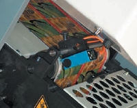 Устанавливаемый перед каждой печатной секцией оптический датчик фиксирует текущее положение меток приводки