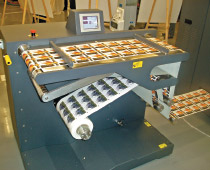 Любому владельцу узкорулонной флексомашины чудом покажется переход на новый заказ без остановки печати. Внижней части снимка на приёмную бобину наматываются последние этикетки предыдущего тиража