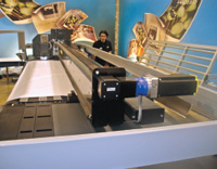 HP Scitex XP2700 — гибридный. При необходимости печати на жёстких материалах достаточно придвинуть столы спереди и сзади (один из них на снимке справа)