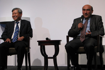 По словам старшего вице-президента Acer Джима Вонга (слева) и президента Джанфранко Лянчи, ноутбуки компании продолжат свое путешествие в мир Linux 