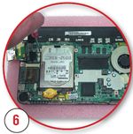 Отворачиваем винт, крепящий жесткий диск, и снимаем его, потянув за пластиковый ярлычок