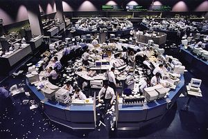 В то время стоимость акций американских Internet-компаний непрерывно росла, но вскоре надутый Nasdaq мыльный пузырь 