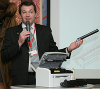 Сергей Лебедев демонстрирует, насколько легок в обслуживании принтер B2200 