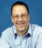 Дэвид Девитт, подчеркивающий, что работает именно в подразделении Microsoft Data and Storage Division, которое выпускает SQL Server, а не в Microsoft Research, утверждает: «Моя цель — сократить путь от исследований до производства»