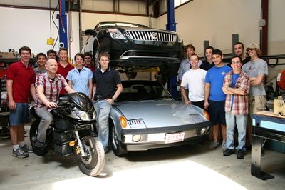 Цель Electric Vehicle Team состоит в том, чтобы построить полностью электрический автомобиль, имеющий примерно те же характеристики, что и автомобили с бензиновыми двигателями 